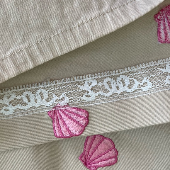 🐚Vintage Lilly Pulitzer. Rare mini skirt. Khaki with embossed pink shells. - Picture 2 of 7